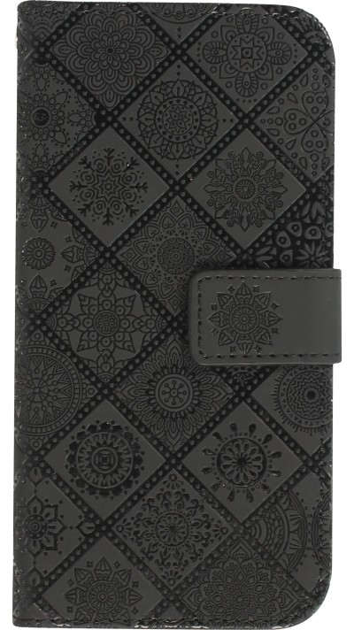Fourre iPhone 13 - Premium Flip Wallet caoutchouc motif oriental avec fermeture aimantée - Noir